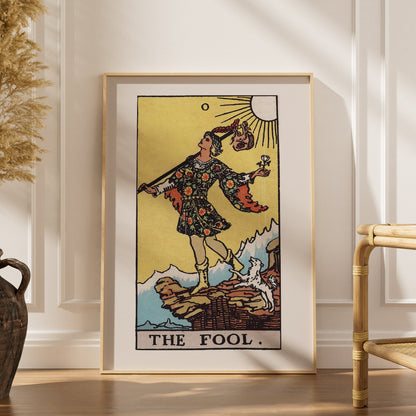 Le Mat - Arcane 0 du Tarot Rider-Waite, affiche encadrée dans un intérieur élégant, herbes séchées et chaise en rotin