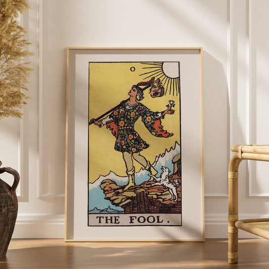Le Mat - Arcane 0 du Tarot Rider-Waite, affiche encadrée dans un intérieur élégant, herbes séchées et chaise en rotin