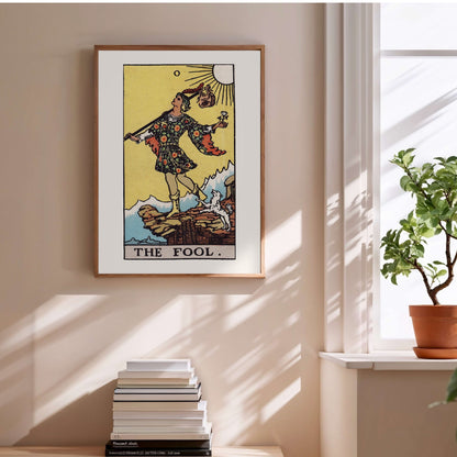 Le Mat - Arcane 0 du Tarot Rider-Waite, affiche encadrée au-dessus d'une pile de livres