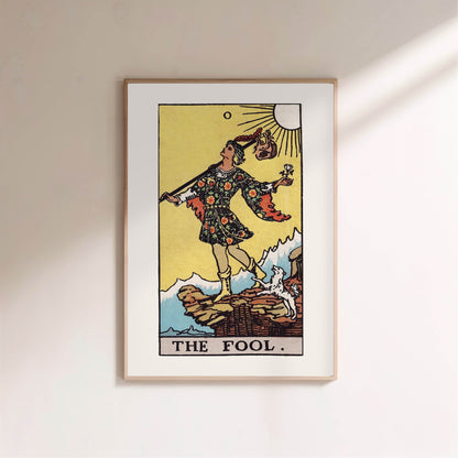 Le Mat - Arcane 0 du Tarot Rider-Waite, affiche encadrée sur un mur clair