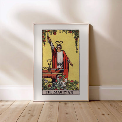 Le Bateleur - Arcane I du Tarot Rider-Waite, affiche encadrée posée au sol, cadre bois clair