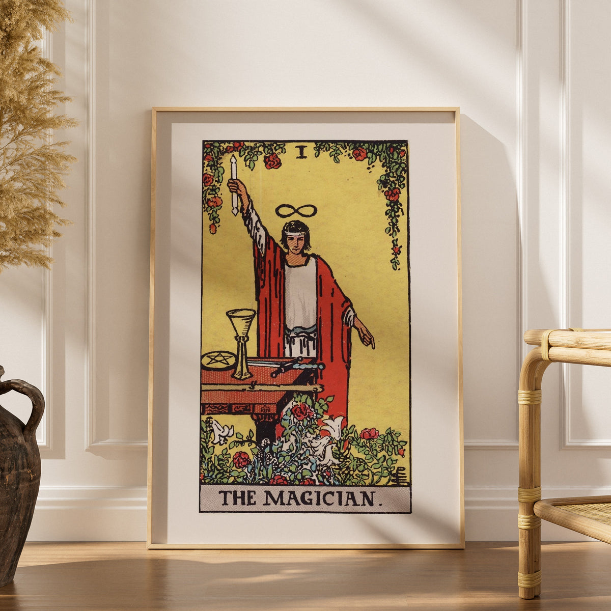 Le Bateleur - Arcane I du Tarot Rider-Waite, affiche encadrée dans un intérieur élégant, herbes séchées et chaise en rotin