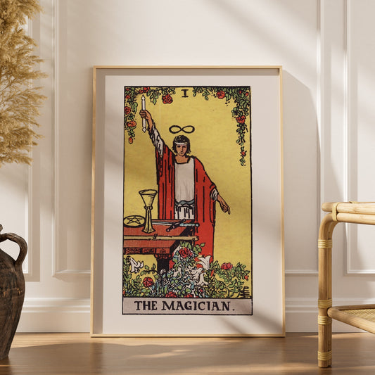 Le Bateleur - Arcane I du Tarot Rider-Waite, affiche encadrée dans un intérieur élégant, herbes séchées et chaise en rotin