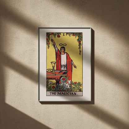 Le Bateleur - Arcane I du Tarot Rider-Waite, affiche encadrée sur un mur beige, ombres de fenêtre