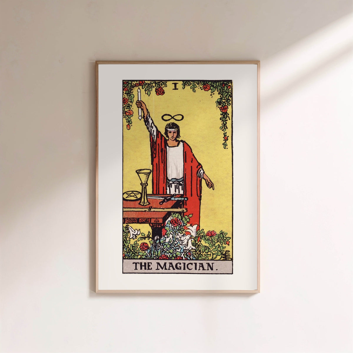 Le Bateleur - Arcane I du Tarot Rider-Waite, affiche encadrée sur un mur clair