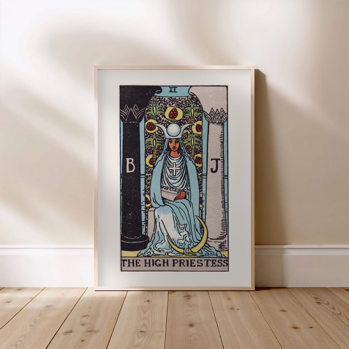 La Grande Prêtresse - Arcane II du Tarot Rider-Waite, affiche encadrée posée au sol, cadre bois clair