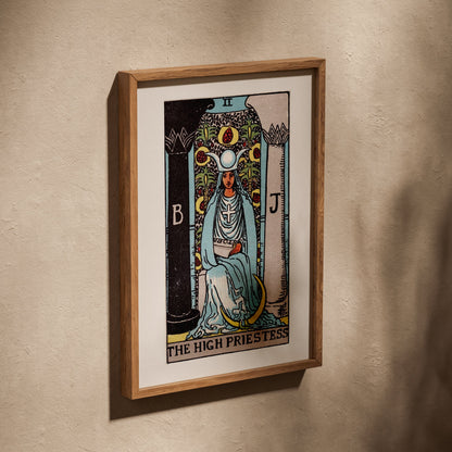 La Grande Prêtresse - Arcane II du Tarot Rider-Waite, affiche dans un cadre en chêne posé de biais sur un mur texturé