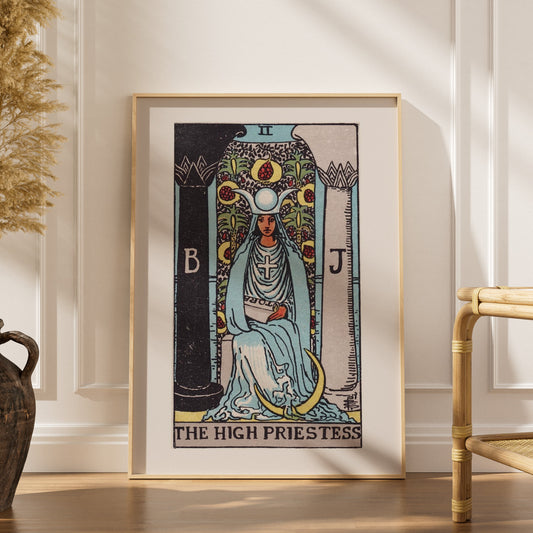 La Grande Prêtresse - Arcane II du Tarot Rider-Waite, affiche encadrée dans un intérieur élégant, herbes séchées et chaise en