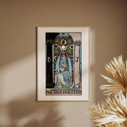 La Grande Prêtresse - Arcane II du Tarot Rider-Waite, affiche encadrée sur un mur beige, pampas au premier plan