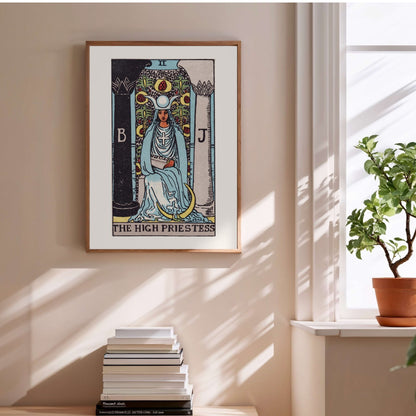 La Grande Prêtresse - Arcane II du Tarot Rider-Waite, affiche encadrée au-dessus d'une pile de livres