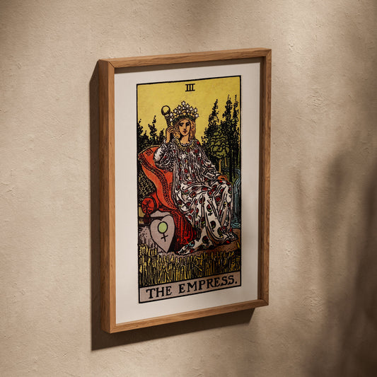 L'Impératrice - Arcane III du Tarot Rider-Waite, affiche dans un cadre en chêne posé de biais sur un mur texturé
