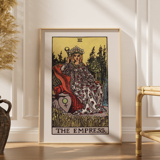 L'Impératrice - Arcane III du Tarot Rider-Waite, affiche encadrée dans un intérieur élégant, herbes séchées et chaise en roti