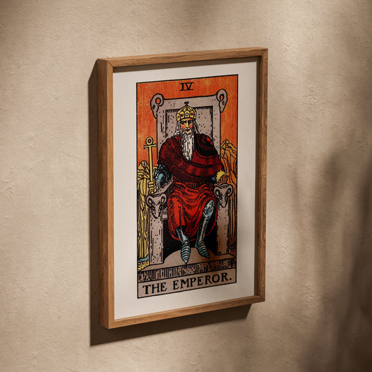 L'Empereur - Arcane IV du Tarot Rider-Waite, affiche dans un cadre en chêne posé de biais sur un mur texturé