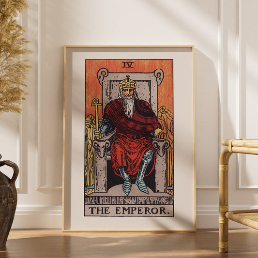 L'Empereur - Arcane IV du Tarot Rider-Waite, affiche encadrée dans un intérieur élégant, herbes séchées et chaise en rotin