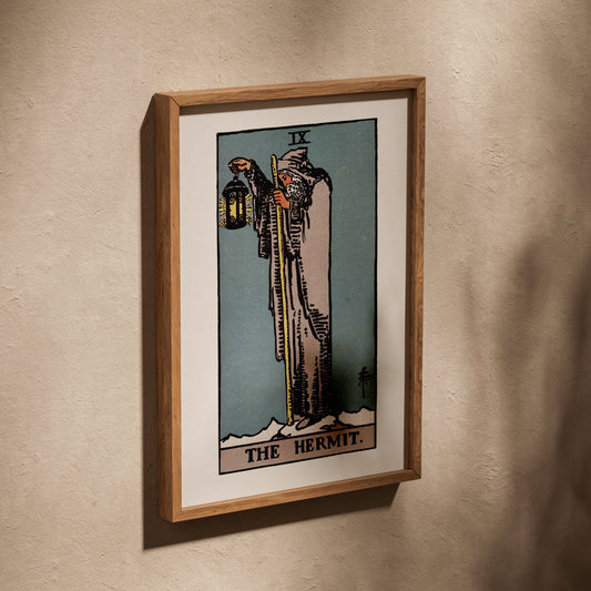 L'Hermite - Arcane IX du Tarot Rider-Waite, affiche dans un cadre en chêne posé de biais sur un mur texturé