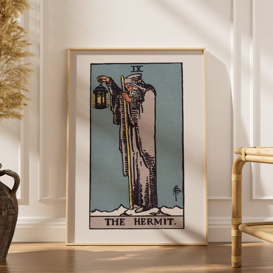 L'Hermite - Arcane IX du Tarot Rider-Waite, affiche encadrée dans un intérieur élégant, herbes séchées et chaise en rotin