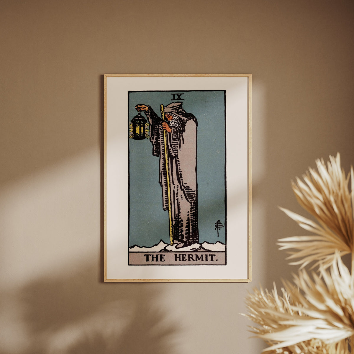 L'Hermite - Arcane IX du Tarot Rider-Waite, affiche encadrée sur un mur beige, pampas au premier plan