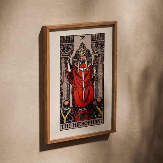 Le Hiérophante - Arcane V du Tarot Rider-Waite, affiche dans un cadre en chêne posé de biais sur un mur texturé