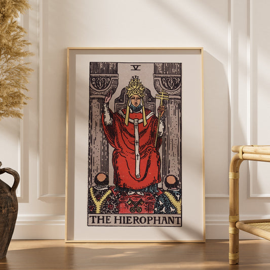 Le Hiérophante - Arcane V du Tarot Rider-Waite, affiche encadrée dans un intérieur élégant, herbes séchées et chaise en rotin
