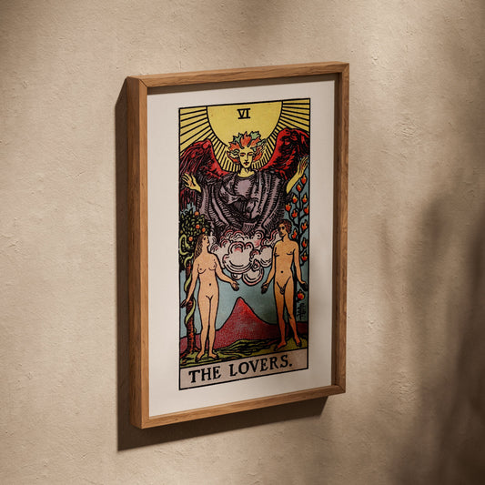 Les Amoureux - Arcane VI du Tarot Rider-Waite, affiche dans un cadre en chêne posé de biais sur un mur texturé