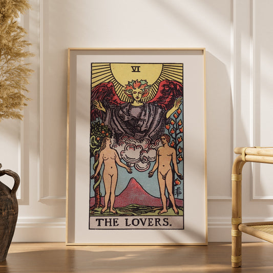 Les Amoureux - Arcane VI du Tarot Rider-Waite, affiche encadrée dans un intérieur élégant, herbes séchées et chaise en rotin