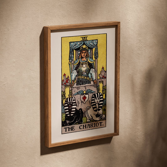 Le Chariot - Arcane VII du Tarot Rider-Waite, affiche dans un cadre en chêne posé de biais sur un mur texturé