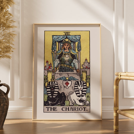 Le Chariot - Arcane VII du Tarot Rider-Waite, affiche encadrée dans un intérieur élégant, herbes séchées et chaise en rotin