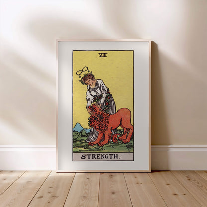 La Force - Arcane VIII du Tarot Rider-Waite, affiche encadrée posée au sol, cadre bois clair