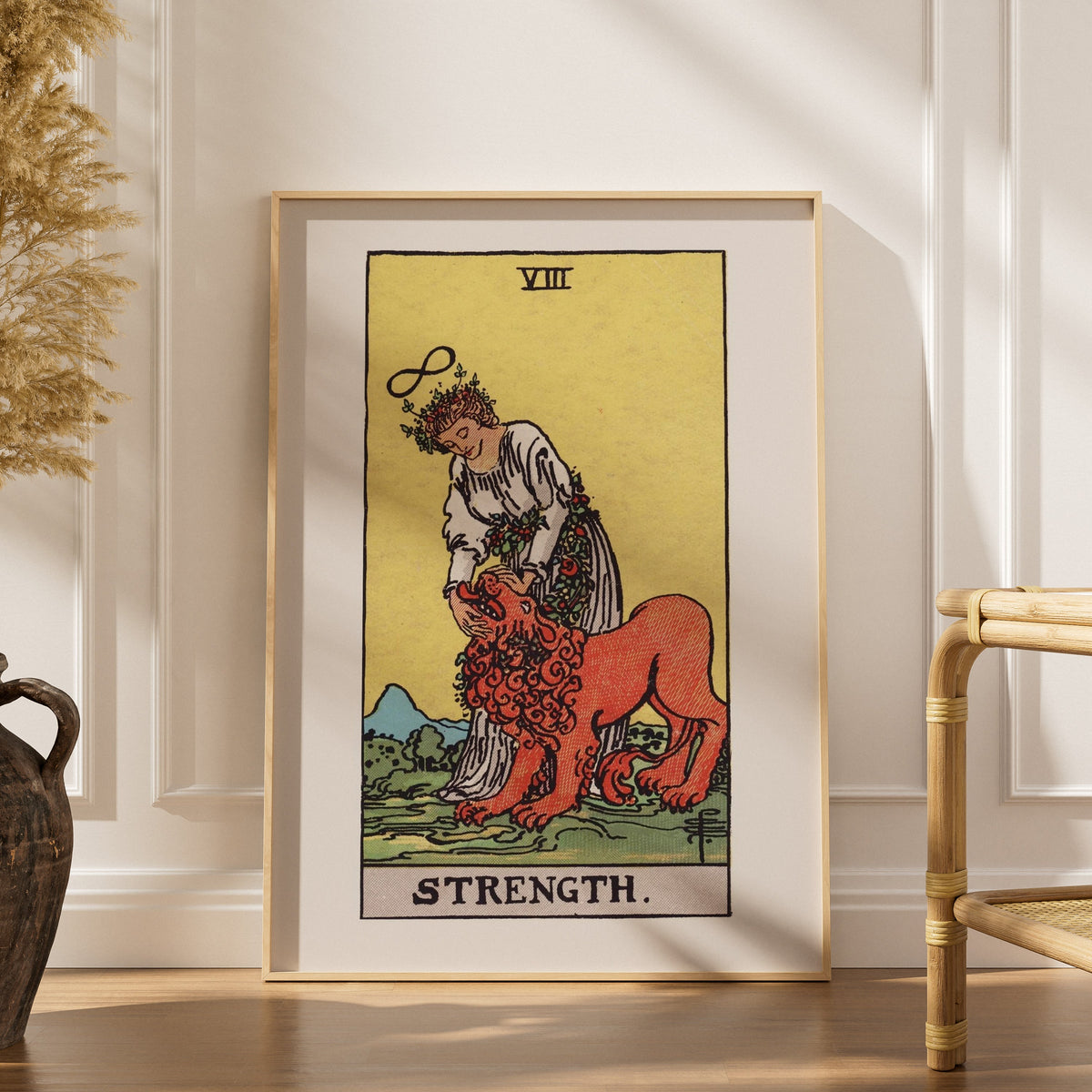 La Force - Arcane VIII du Tarot Rider-Waite, affiche encadrée dans un intérieur élégant, herbes séchées et chaise en rotin