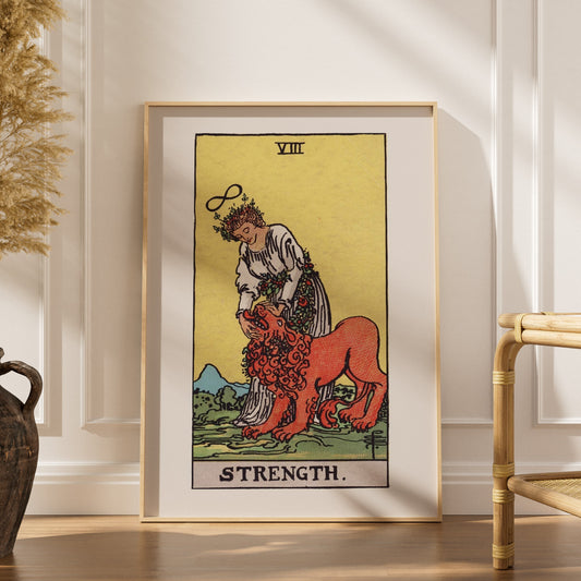 La Force - Arcane VIII du Tarot Rider-Waite, affiche encadrée dans un intérieur élégant, herbes séchées et chaise en rotin