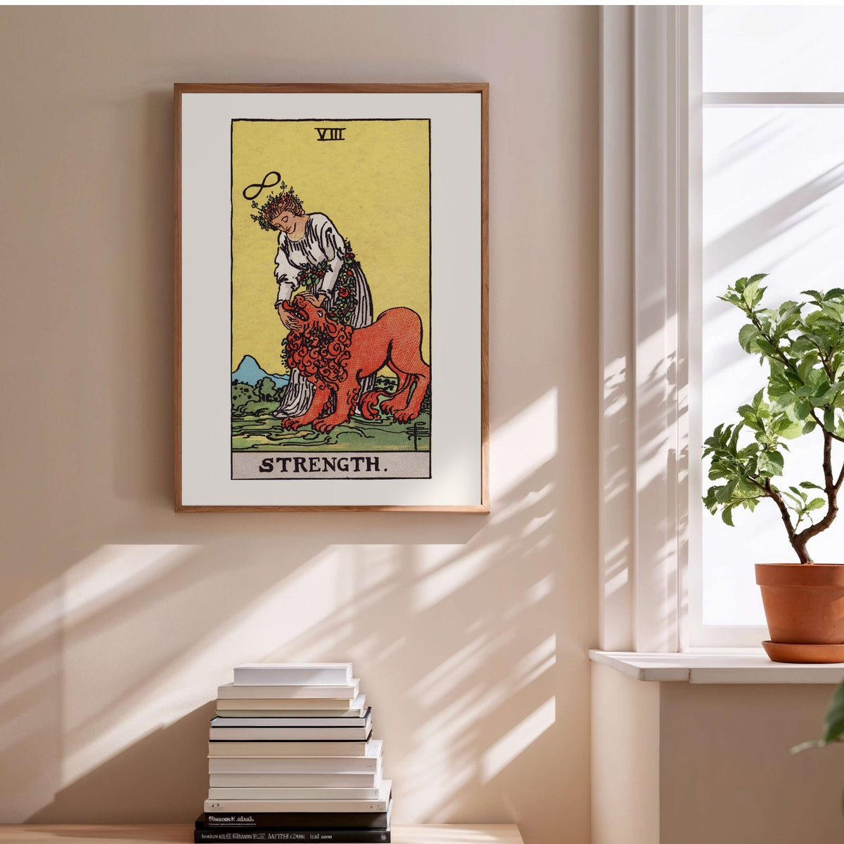 La Force - Arcane VIII du Tarot Rider-Waite, affiche encadrée au-dessus d'une pile de livres