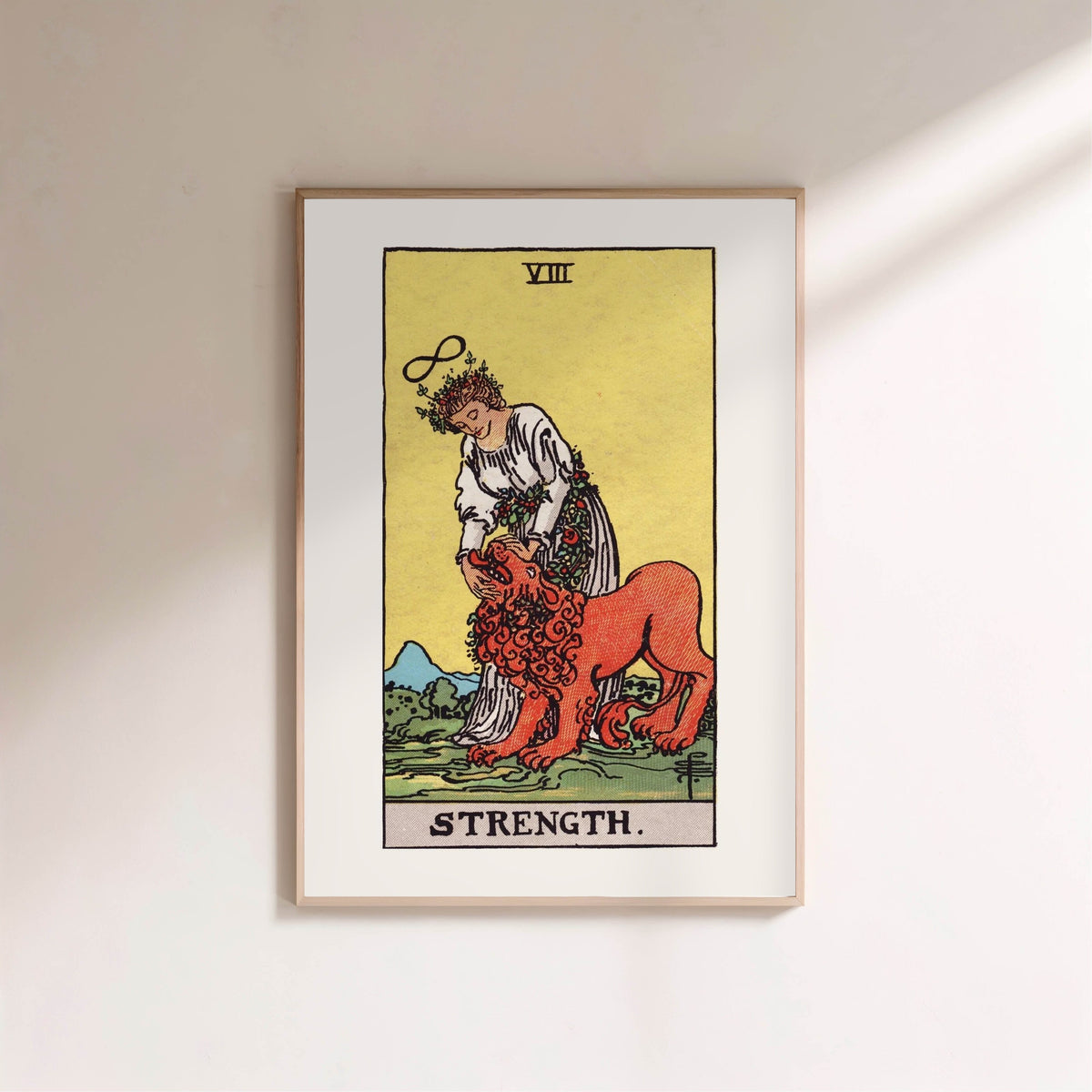 La Force - Arcane VIII du Tarot Rider-Waite, affiche encadrée sur un mur clair
