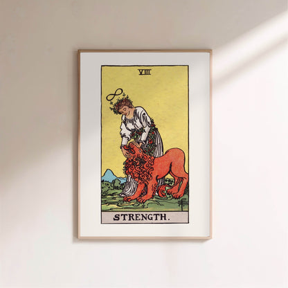 La Force - Arcane VIII du Tarot Rider-Waite, affiche encadrée sur un mur clair