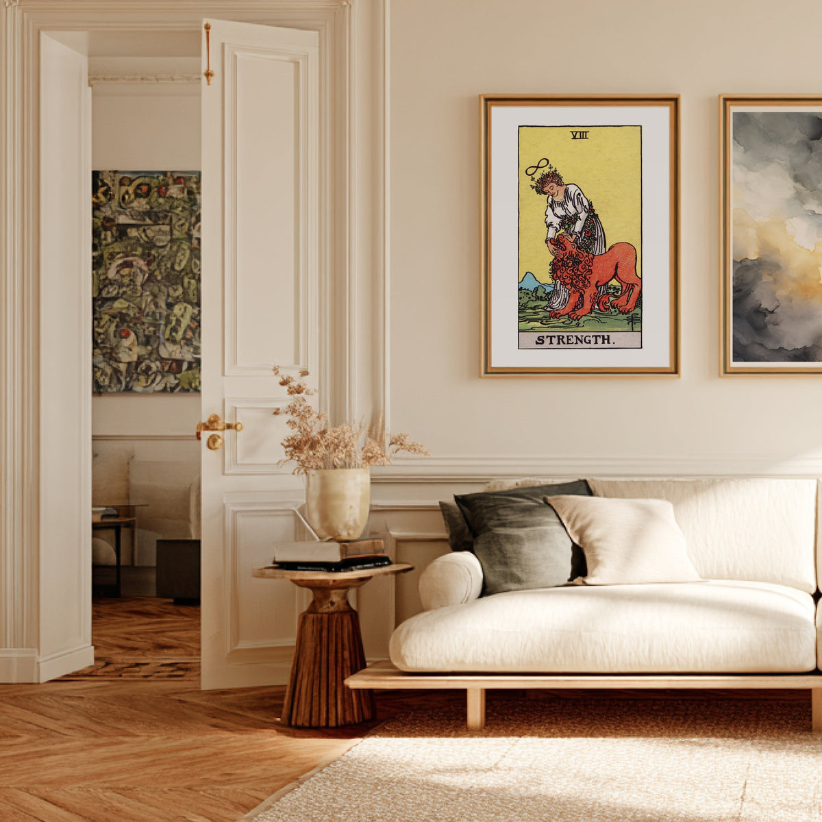 La Force - Arcane VIII du Tarot Rider-Waite, affiche encadrée dans un salon haussmannien