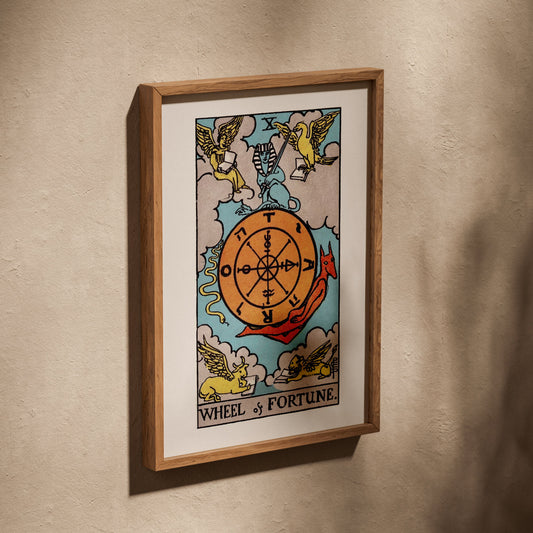 La Roue de Fortune - Arcane X du Tarot Rider-Waite, affiche dans un cadre en chêne posé de biais sur un mur texturé