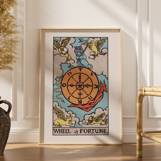 La Roue de Fortune - Arcane X du Tarot Rider-Waite, affiche encadrée dans un intérieur élégant, herbes séchées et chaise en r