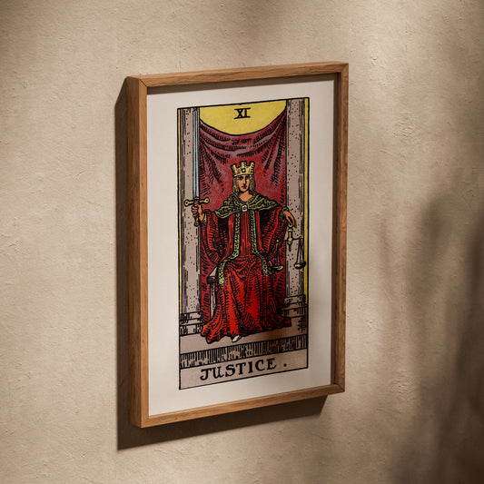 La Justice - Arcane XI du Tarot Rider-Waite, affiche dans un cadre en chêne posé de biais sur un mur texturé