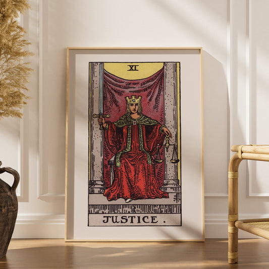 La Justice - Arcane XI du Tarot Rider-Waite, affiche encadrée dans un intérieur élégant, herbes séchées et chaise en rotin