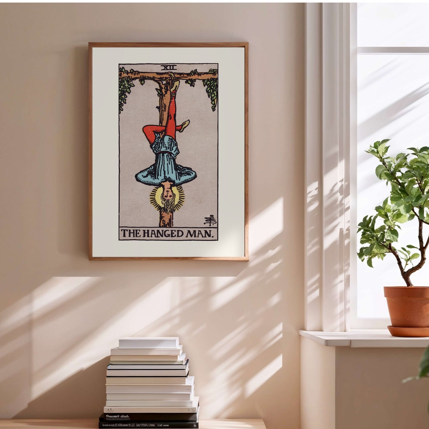Arcane XII - Le Pendu (The Hanged Man) - Affiche Tarot Rider-Waite-Smith en situation