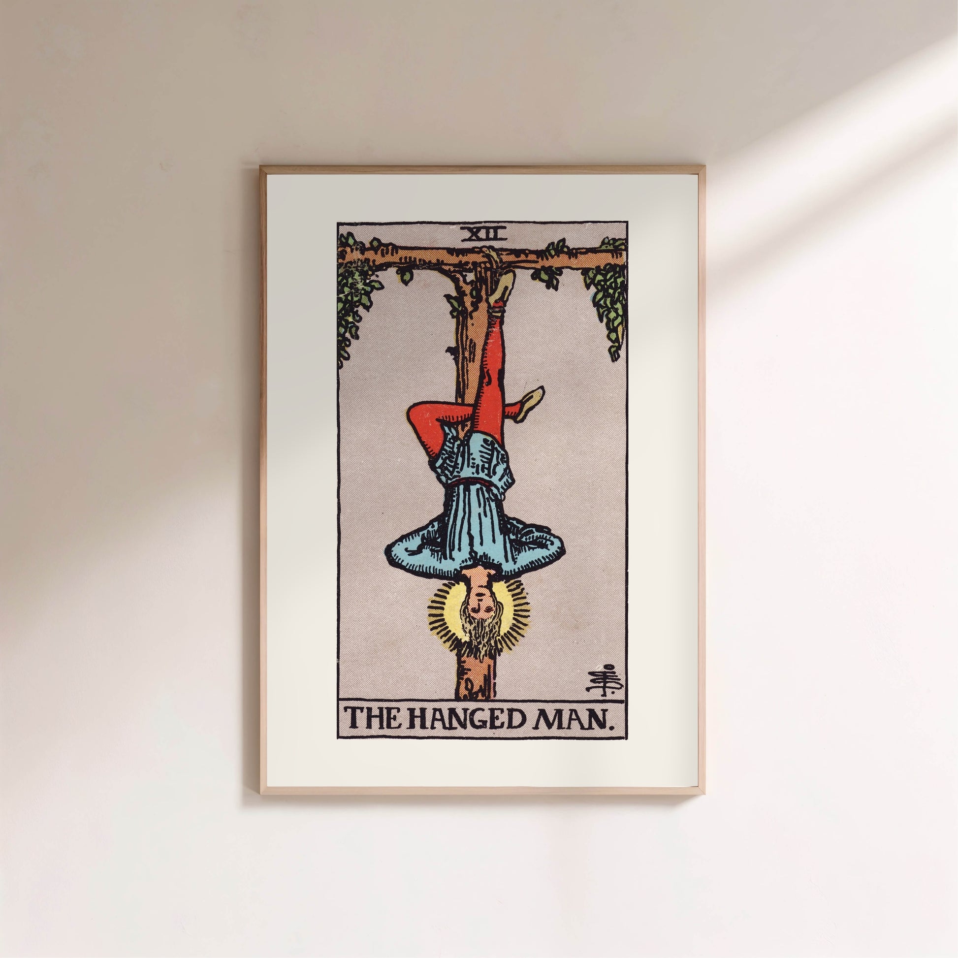 Arcane XII - Le Pendu (The Hanged Man) - Affiche Tarot Rider-Waite-Smith en situation
