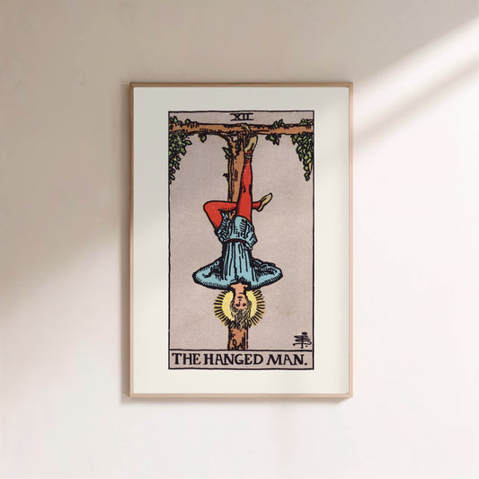 Arcane XII - Le Pendu (The Hanged Man) - Affiche Tarot Rider-Waite-Smith en situation