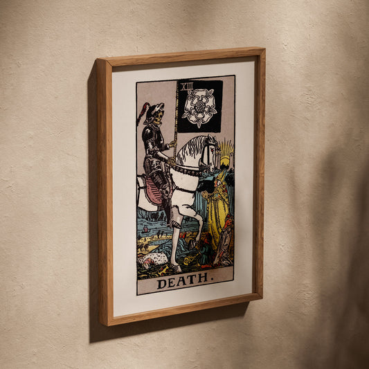 La Mort - Arcane XIII du Tarot Rider-Waite, affiche dans un cadre en chêne posé de biais sur un mur texturé