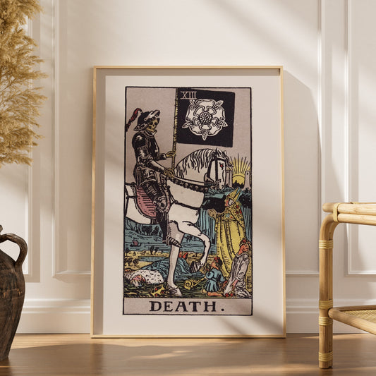 La Mort - Arcane XIII du Tarot Rider-Waite, affiche encadrée dans un intérieur élégant, herbes séchées et chaise en rotin