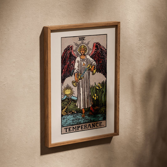 Tempérance - Arcane XIV du Tarot Rider-Waite, affiche dans un cadre en chêne posé de biais sur un mur texturé