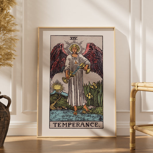 Tempérance - Arcane XIV du Tarot Rider-Waite, affiche encadrée dans un intérieur élégant, herbes séchées et chaise en rotin