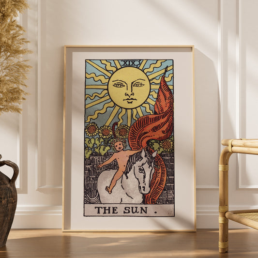 Le Soleil - Arcane XIX du Tarot Rider-Waite, affiche encadrée dans un intérieur élégant, herbes séchées et chaise en rotin