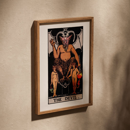 Le Diable - Arcane XV du Tarot Rider-Waite, affiche dans un cadre en chêne posé de biais sur un mur texturé