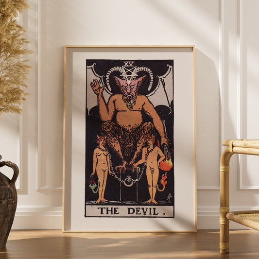 Le Diable - Arcane XV du Tarot Rider-Waite, affiche encadrée dans un intérieur élégant, herbes séchées et chaise en rotin