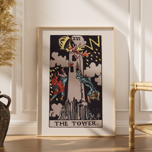La Tour - Arcane XVI du Tarot Rider-Waite, affiche encadrée dans un intérieur élégant, herbes séchées et chaise en rotin