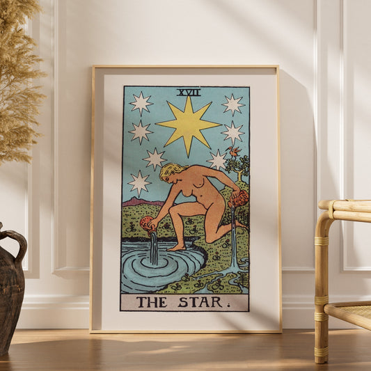 L'Étoile - Arcane XVII du Tarot Rider-Waite, affiche encadrée dans un intérieur élégant, herbes séchées et chaise en rotin